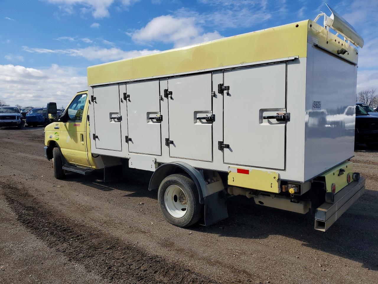 2019 Ford Econoline VIN 1FDXE4FSXKDC16865 photo 2