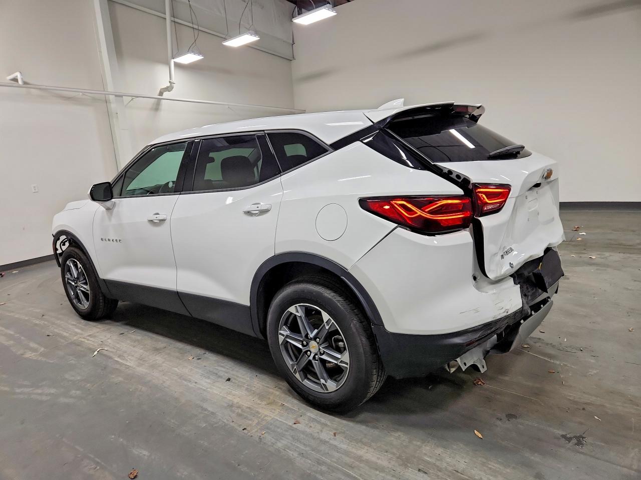 2025 Chevrolet Blazer VIN 3GNKBCR46SS238531 photo 2