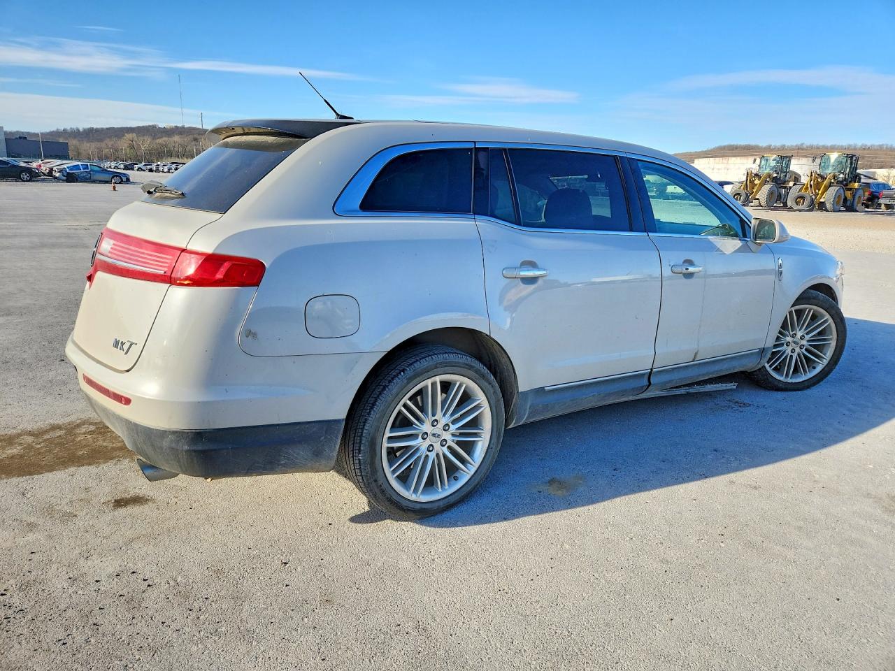 2019 Lincoln Mkt VIN 2LMHJ5AT9KBL04001 photo 3