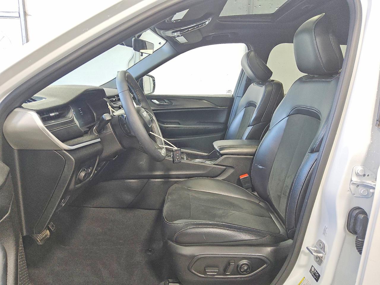 2025 Jeep Grand cher VIN 1C4RJJAGXS8643000 photo 7