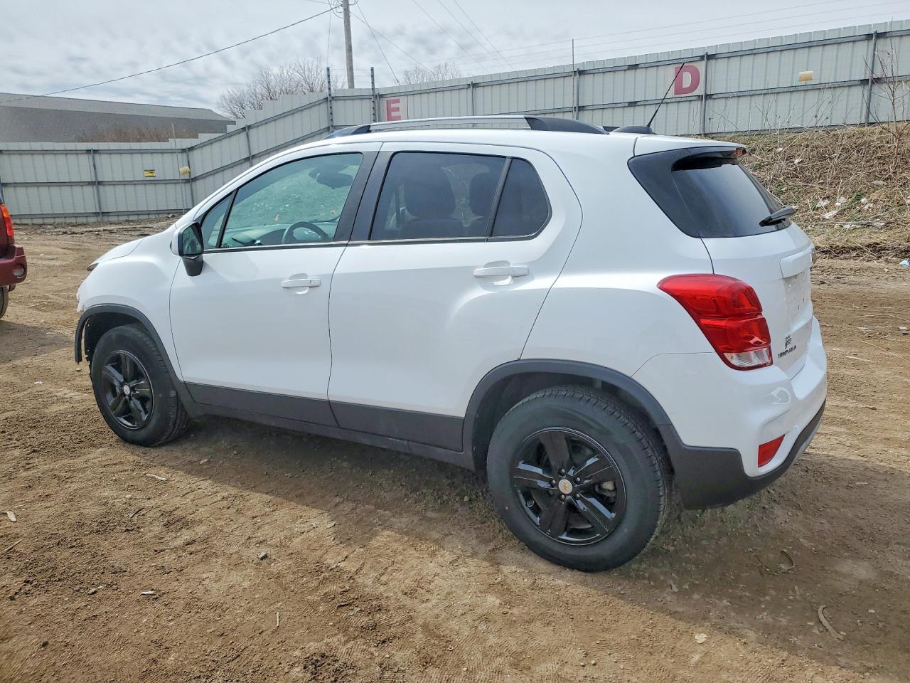 2021 Chevrolet Trax VIN KL7CJPSB1MB323465 photo 2