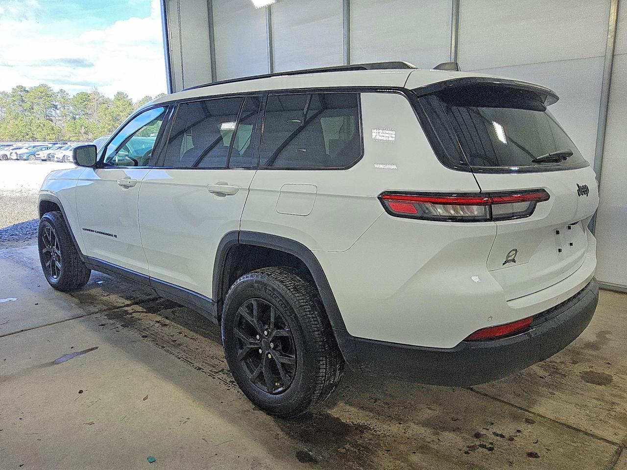 2025 Jeep Grand cher VIN 1C4RJJAGXS8643000 photo 2