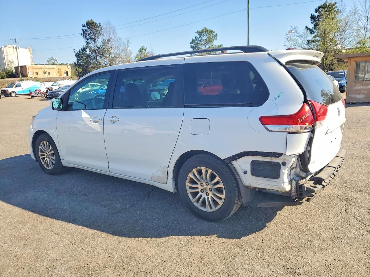 2014 Toyota Sienna VIN 5TDYK3DC4ES450354 photo 2