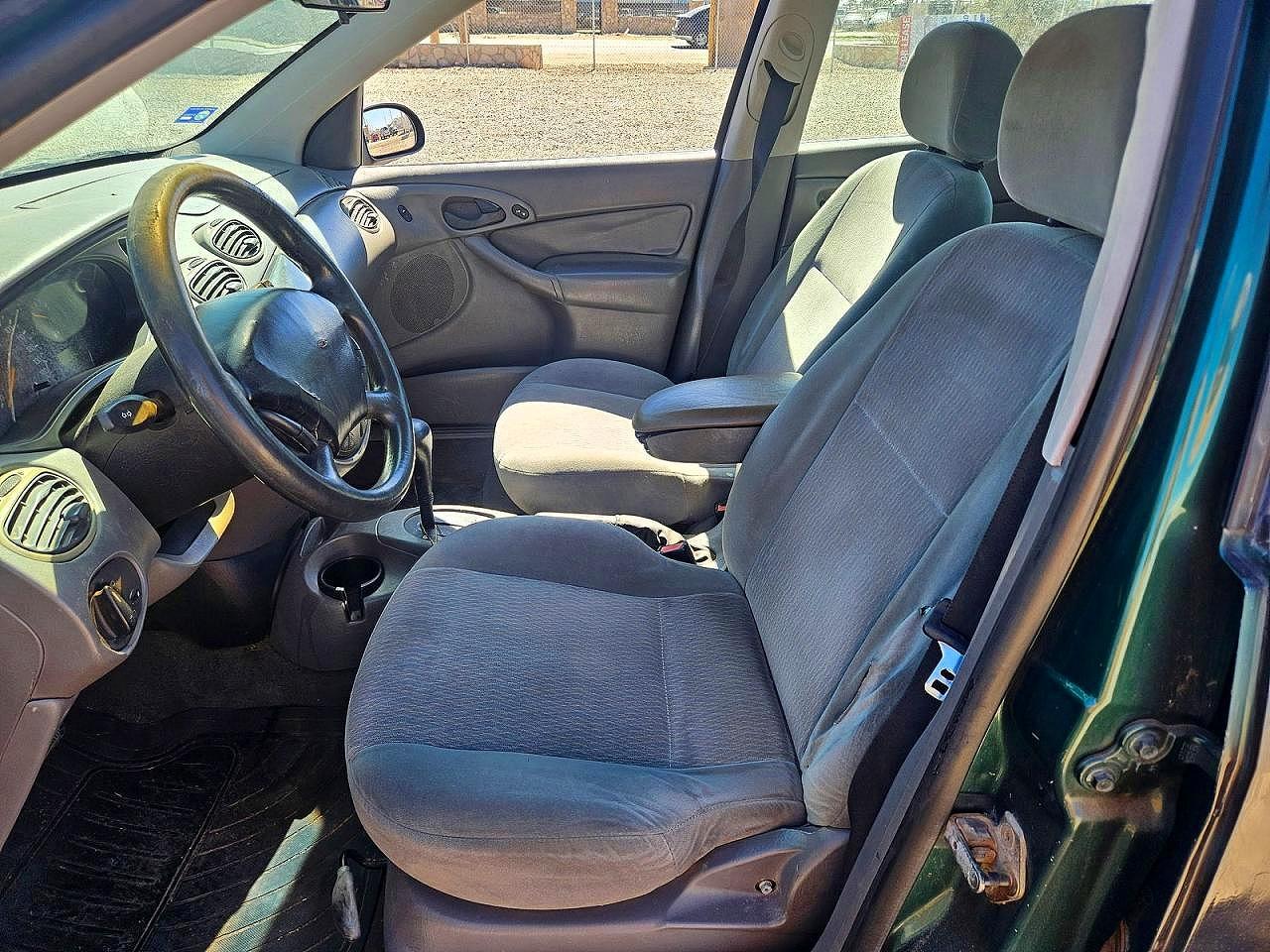 2000 Ford Focus VIN 1FAFP3433YW219500 photo 5