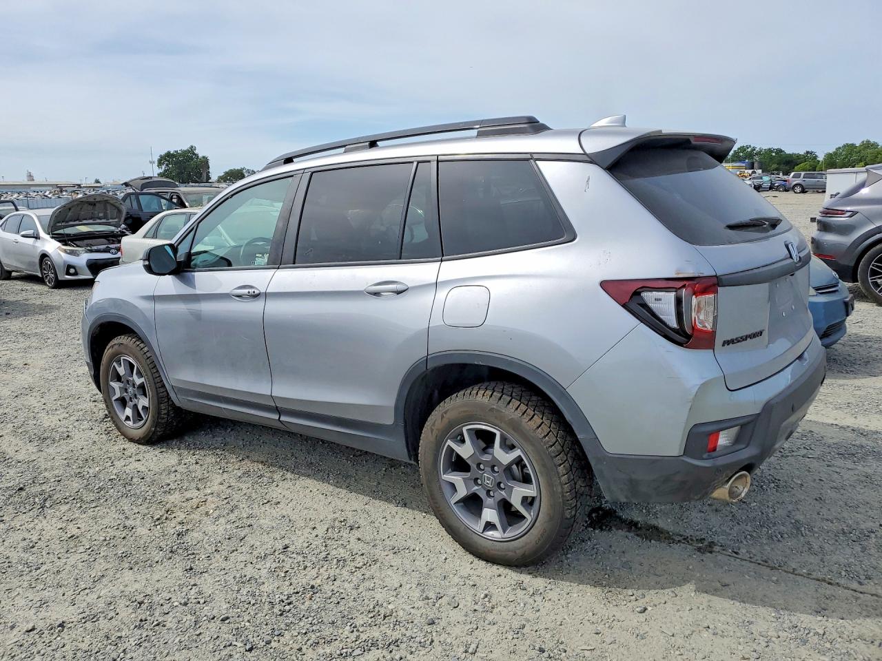 2022 Honda Passport VIN 5FNYF8H61NB025281 photo 2