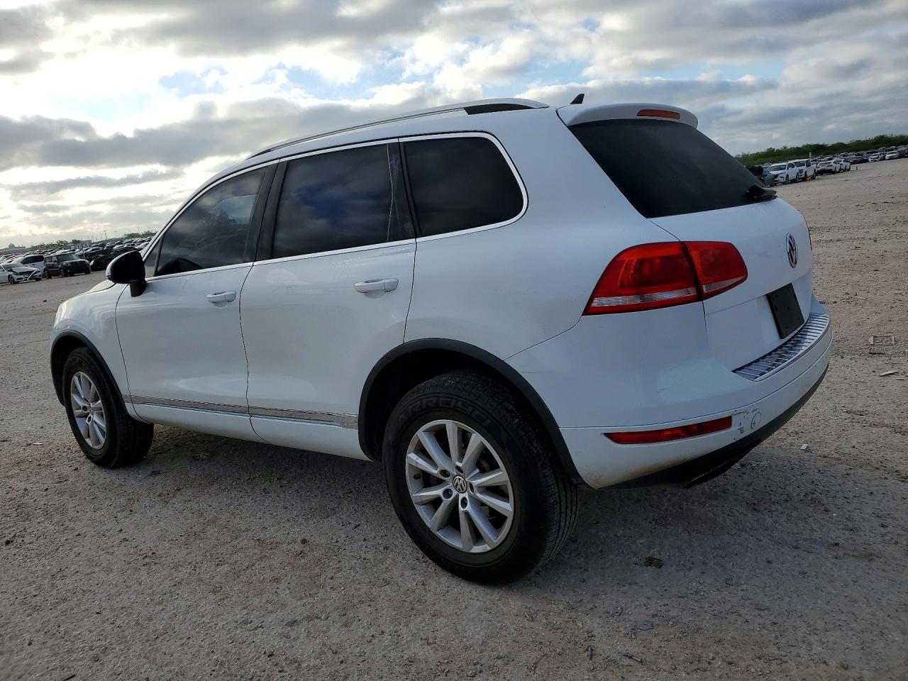 2013 Volkswagen Touareg VIN WVGEF9BP8DD005895 photo 2