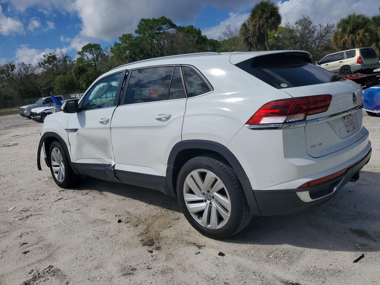 2020 Atlas cross sport VIN 1V2YE2CA6LC220183 photo 2
