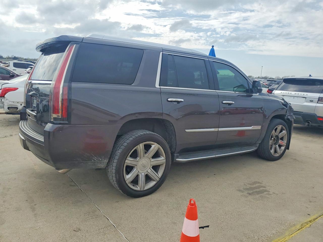 2018 Cadillac Escalade VIN 1GYS3BKJXJR368601 photo 3