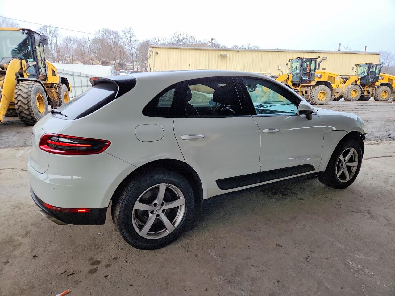 2017 Porsche Macan VIN WP1AA2A52HLB83398 photo 3