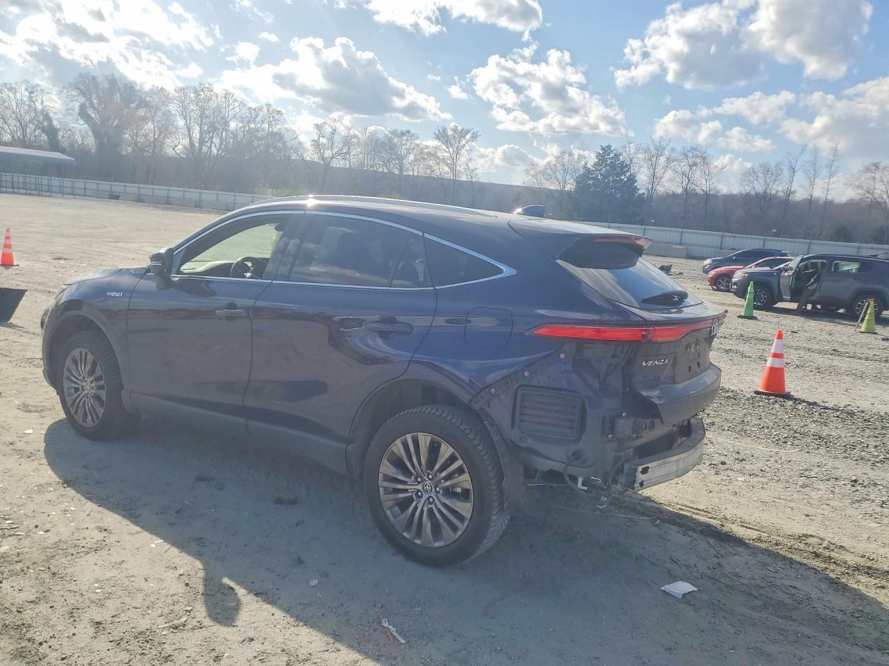 2021 Toyota Venza VIN JTEAAAAH5MJ003449 photo 2