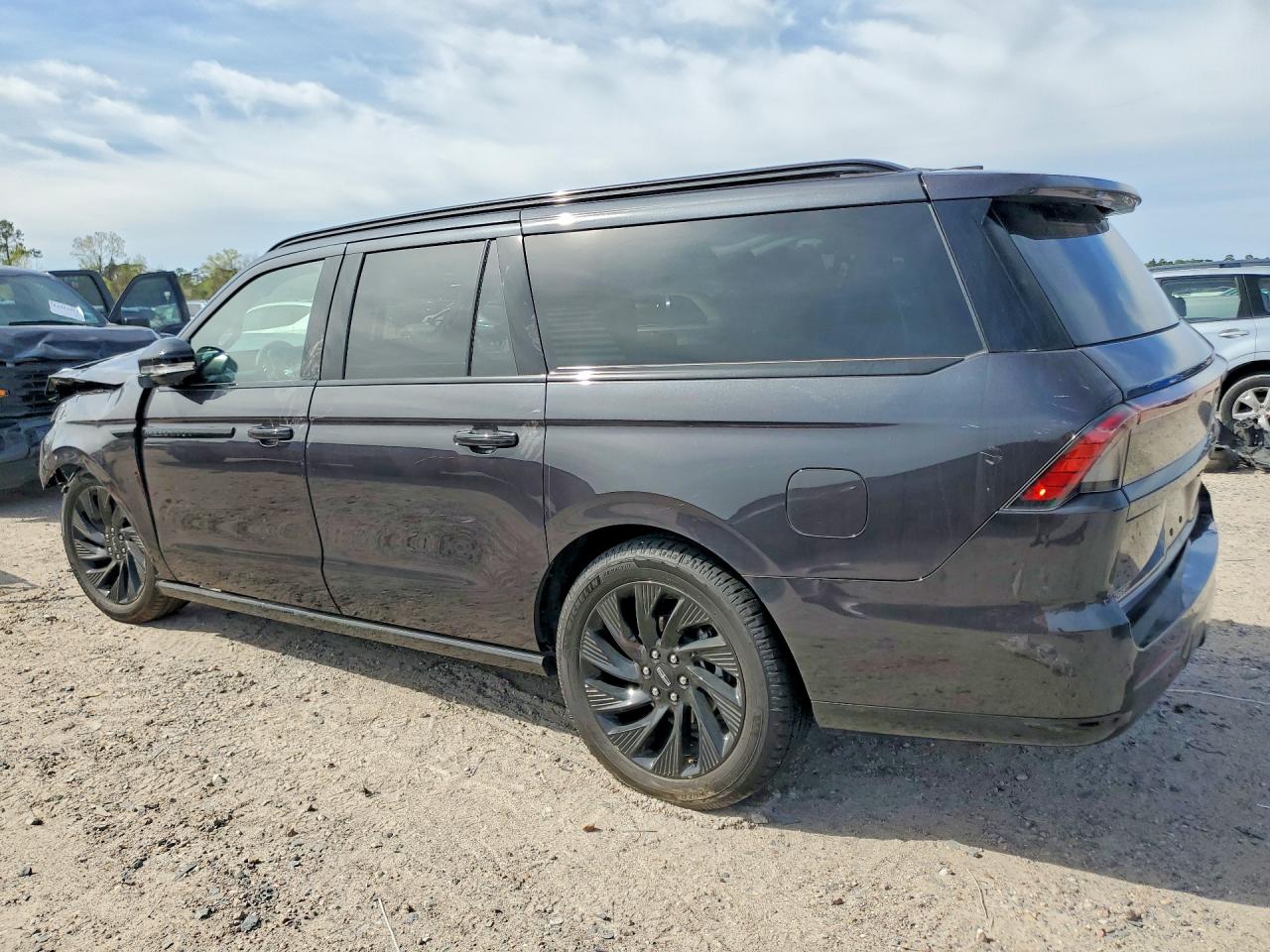 2025 Lincoln Navigator VIN 5LMJJ3LG5SEL21347 photo 2