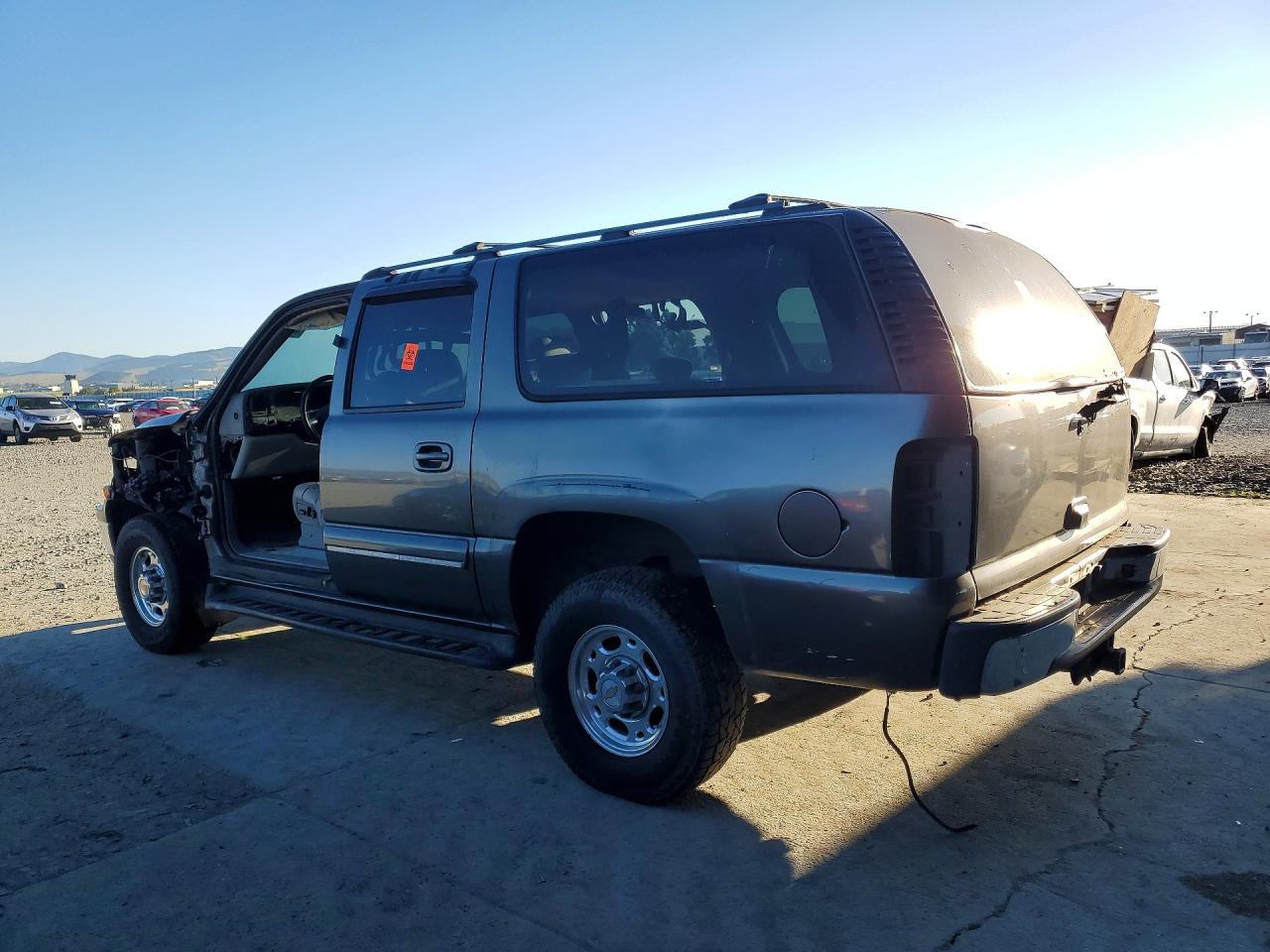2002 Chevrolet Suburban VIN 1GNGK26U52R253917 photo 2