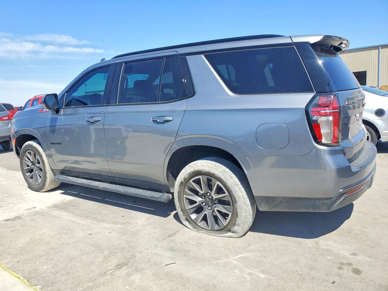 2022 Chevrolet Tahoe VIN 1GNSKPKD5NR162034 photo 2
