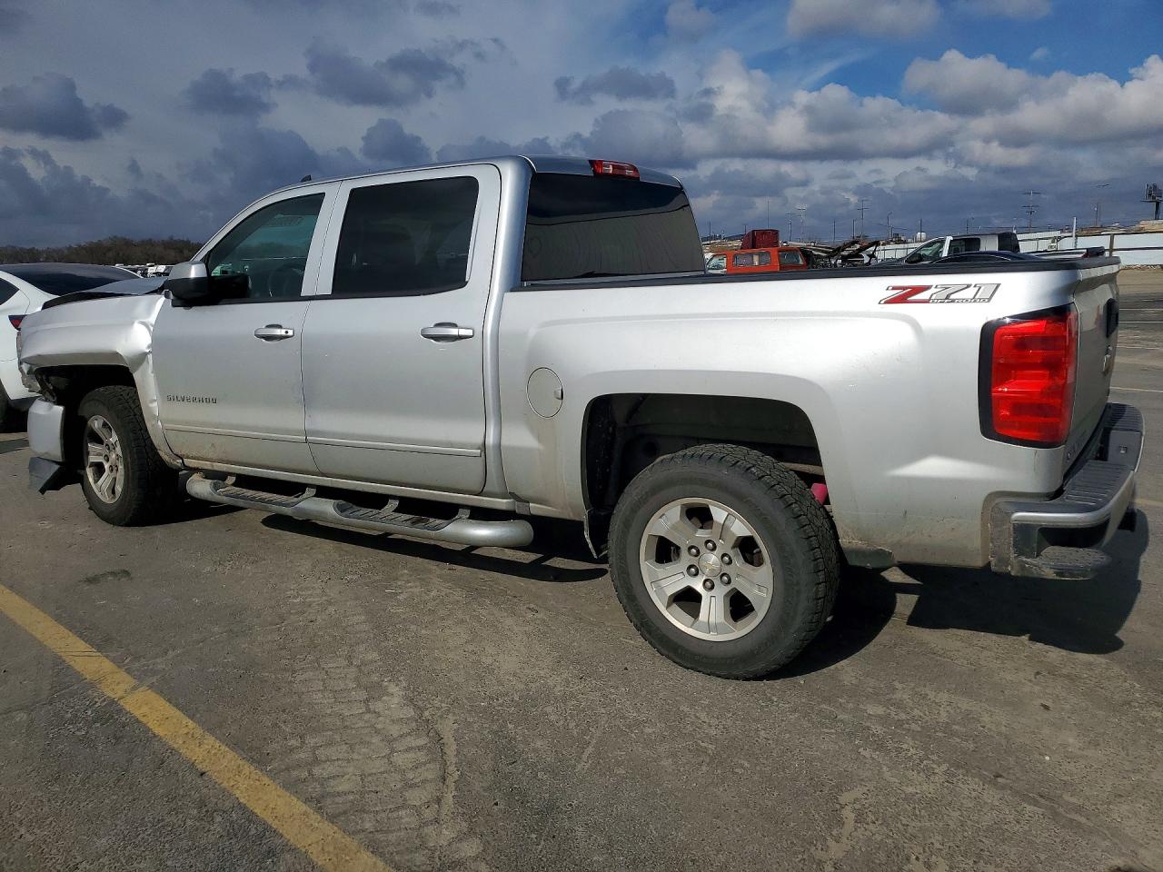 2018 Chev All models VIN 3GCUKREC5JG503619 photo 2