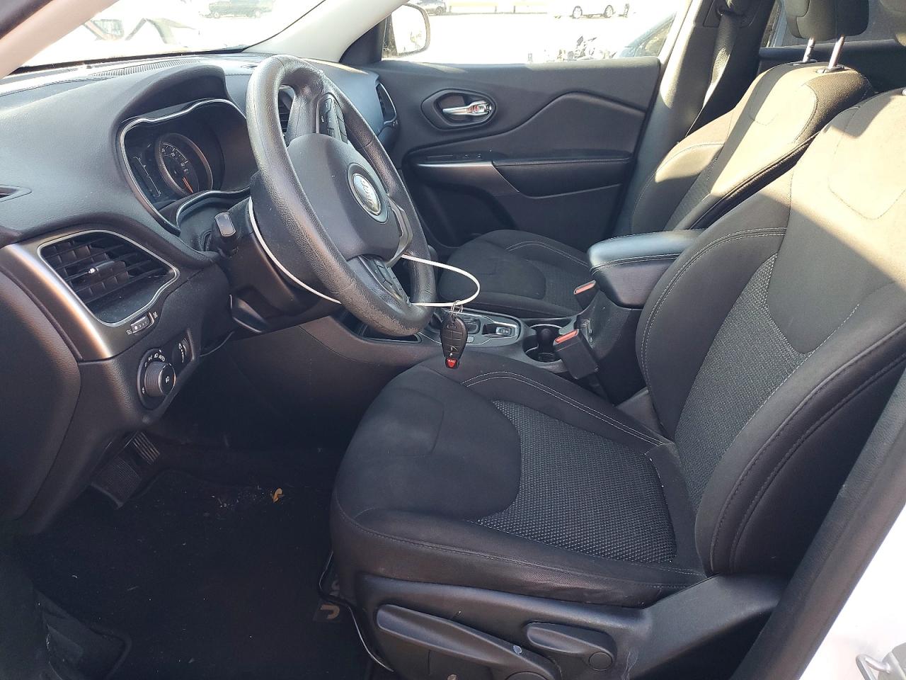 2019 Jeep Cherokee l VIN 1C4PJLCB6KD215405 photo 7