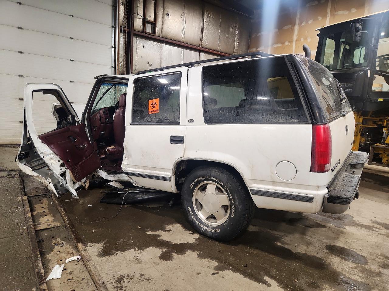 1999 GMC Yukon VIN 1GKEK13R9XJ725251 photo 2