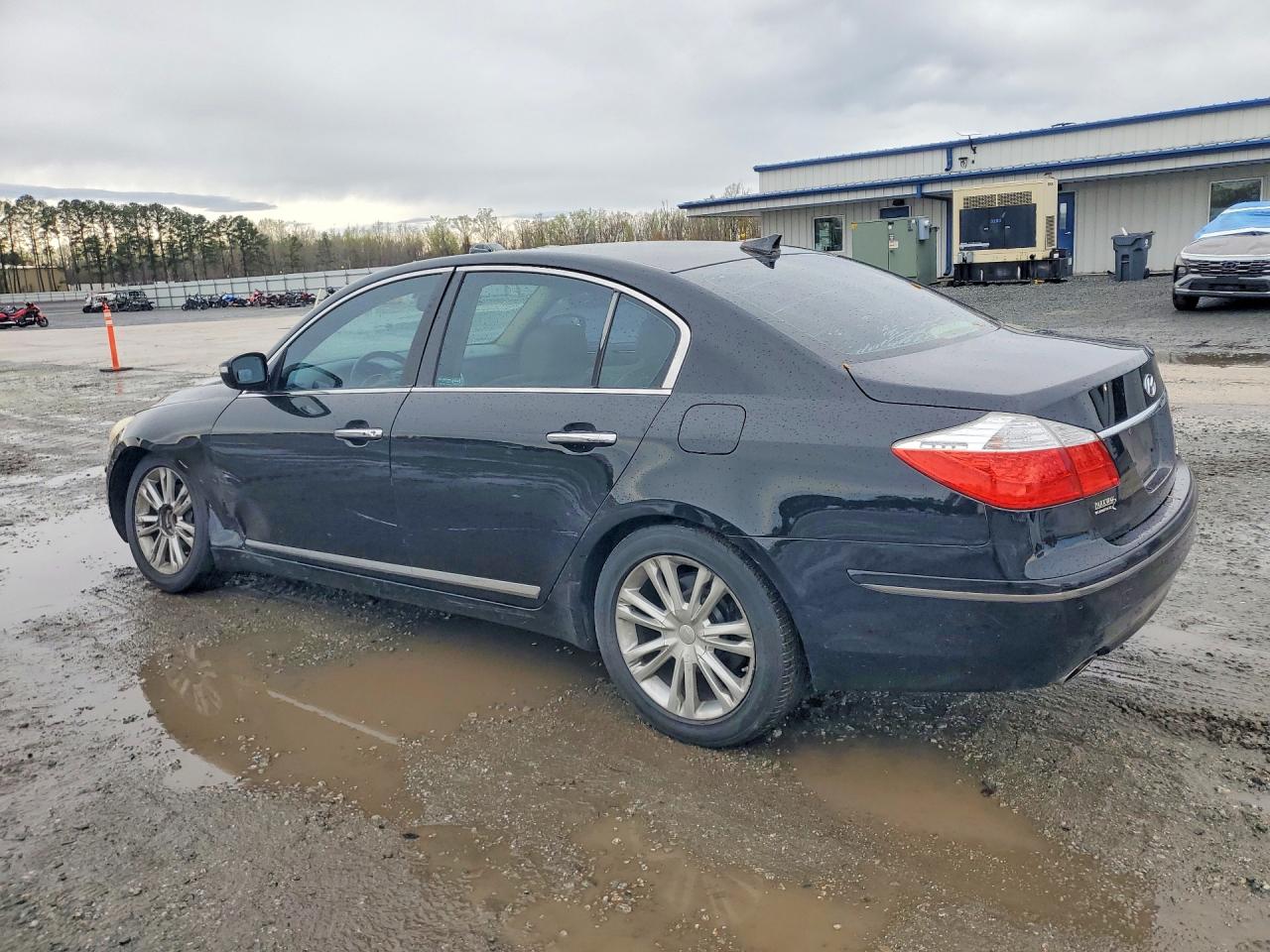 2011 Hyundai Genesis VIN KMHGC4DF0BU133621 photo 2