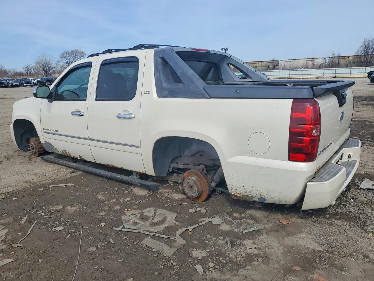 2011 Chevrolet Avalanche VIN 3GNTKGE35BG131482 photo 2