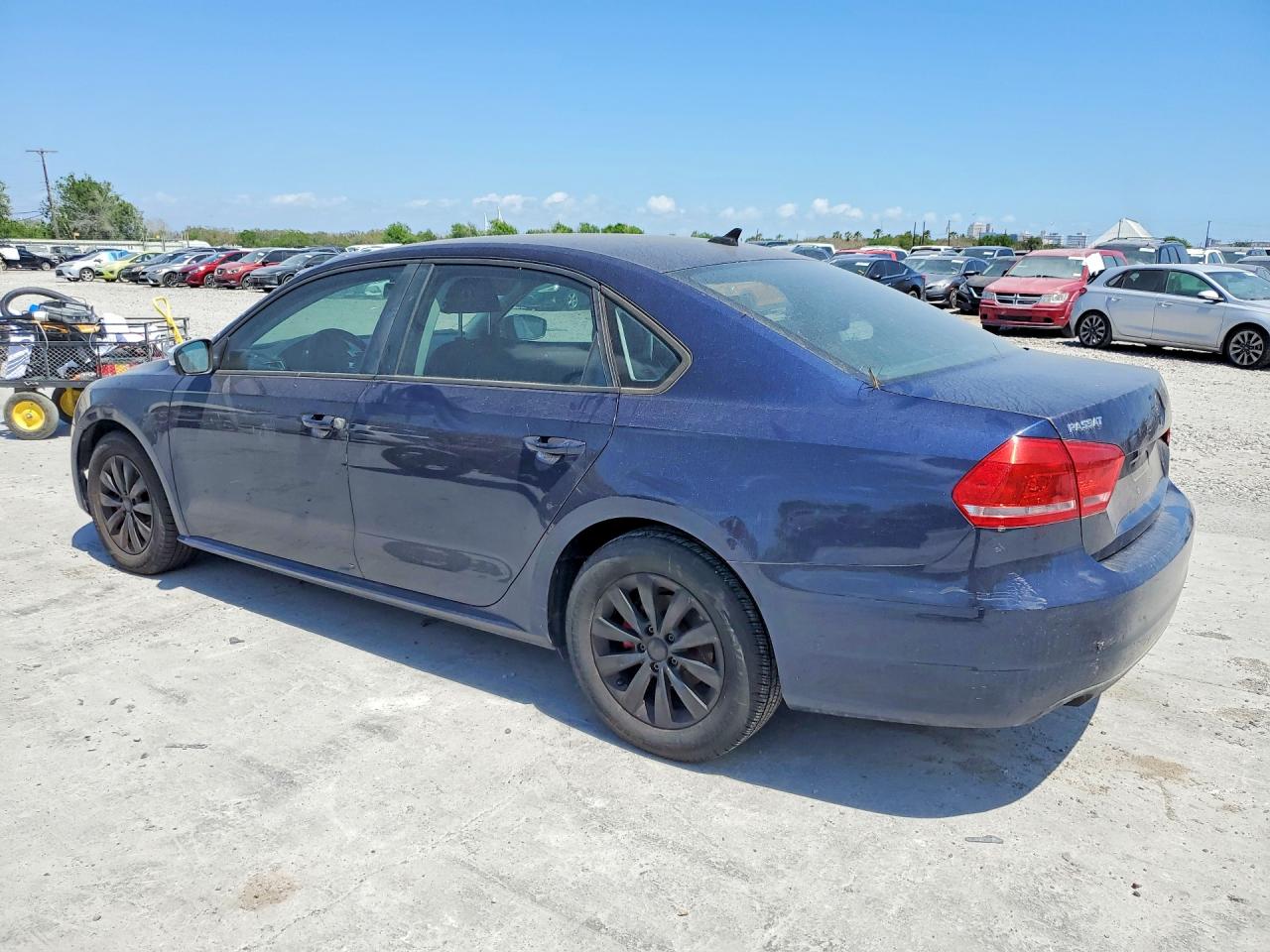 2015 Volkswagen Passat s VIN 1VWAT7A33FC041529 photo 2