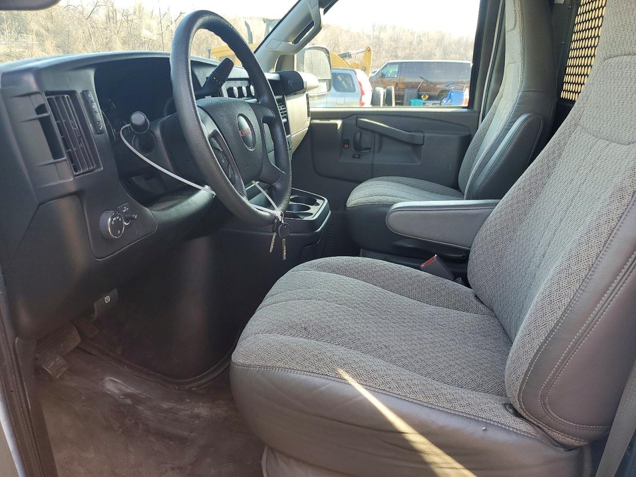 2017 GMC Savana VIN 1GTW7AFF0H1915735 photo 7