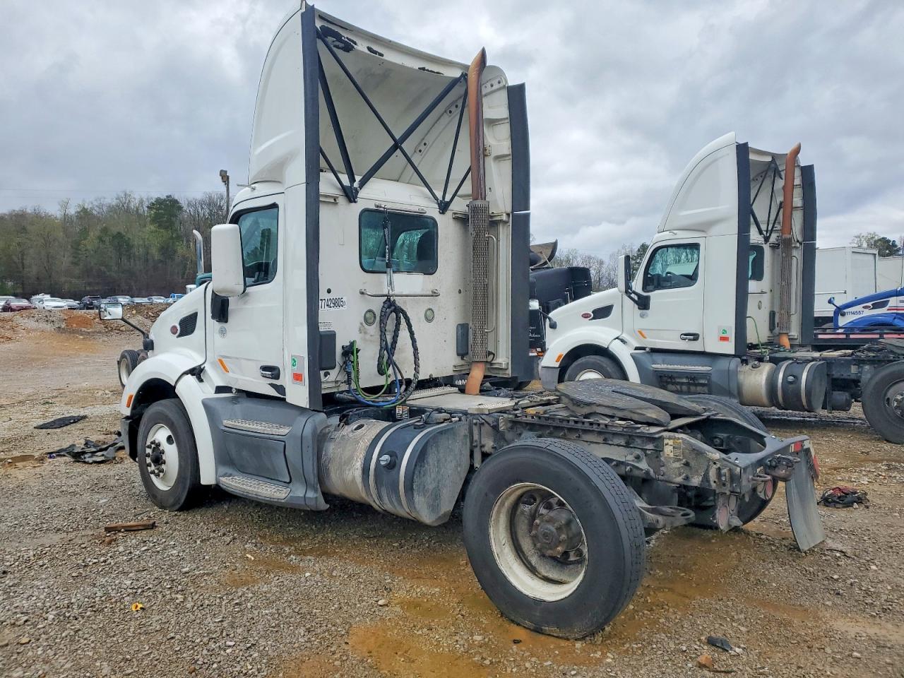2017 PETERBILT All models VIN 1XPBA48X6HD428835 photo 3