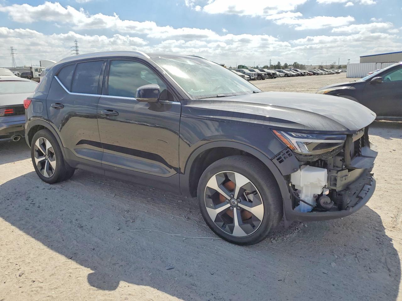 2025 Volvo Xc40 core VIN YV4L12UJ2S2607465 photo 4