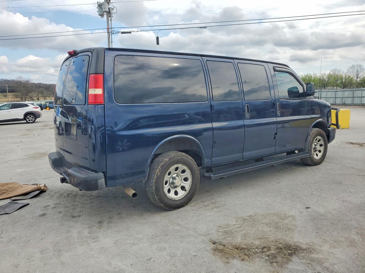 2010 Chevrolet Express g1500 VIN 1GNUGBD43A1170426 photo 3