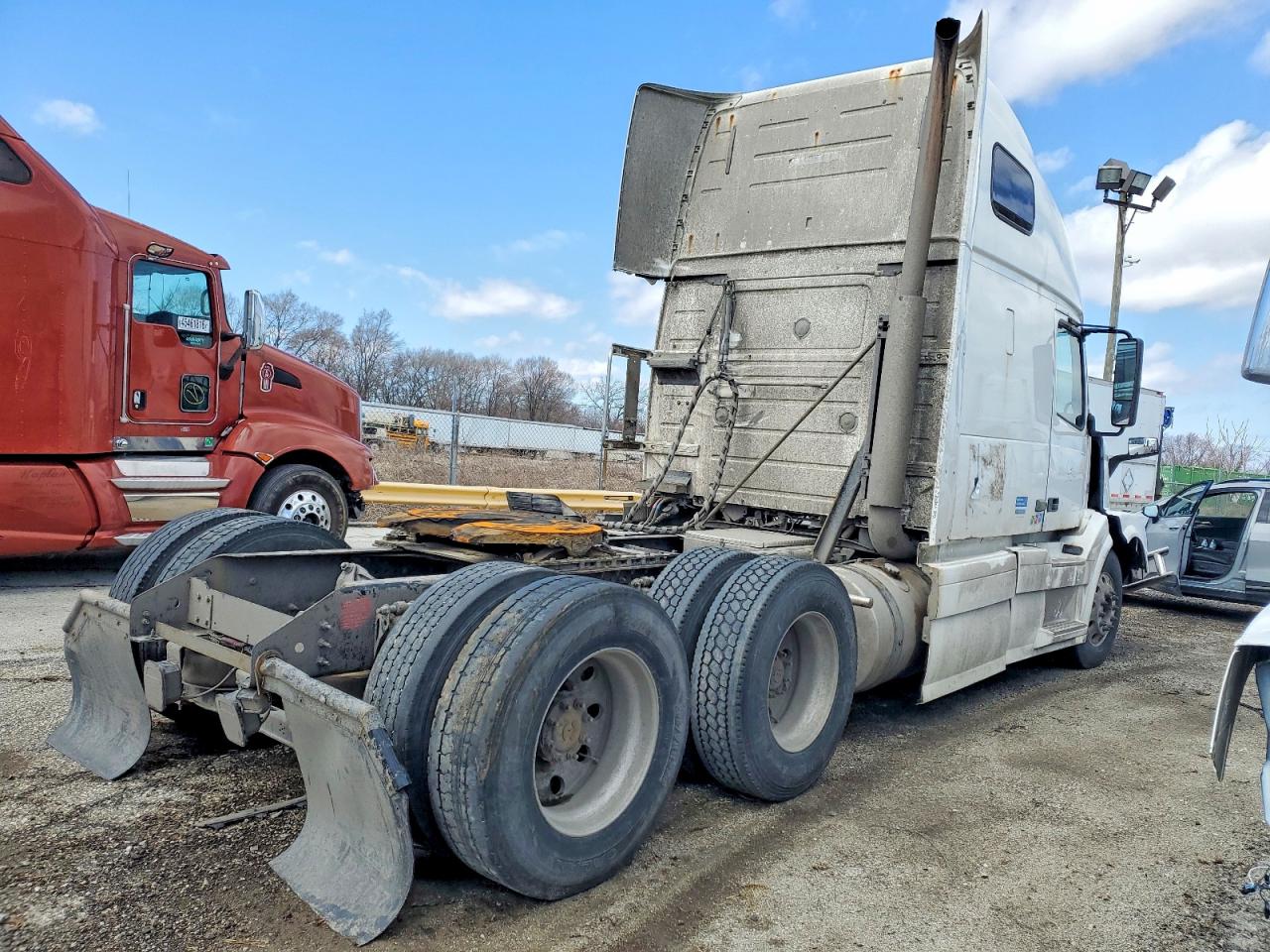 2011 VOLVO Vn VIN 4V4NC9EH3BN534832 photo 4