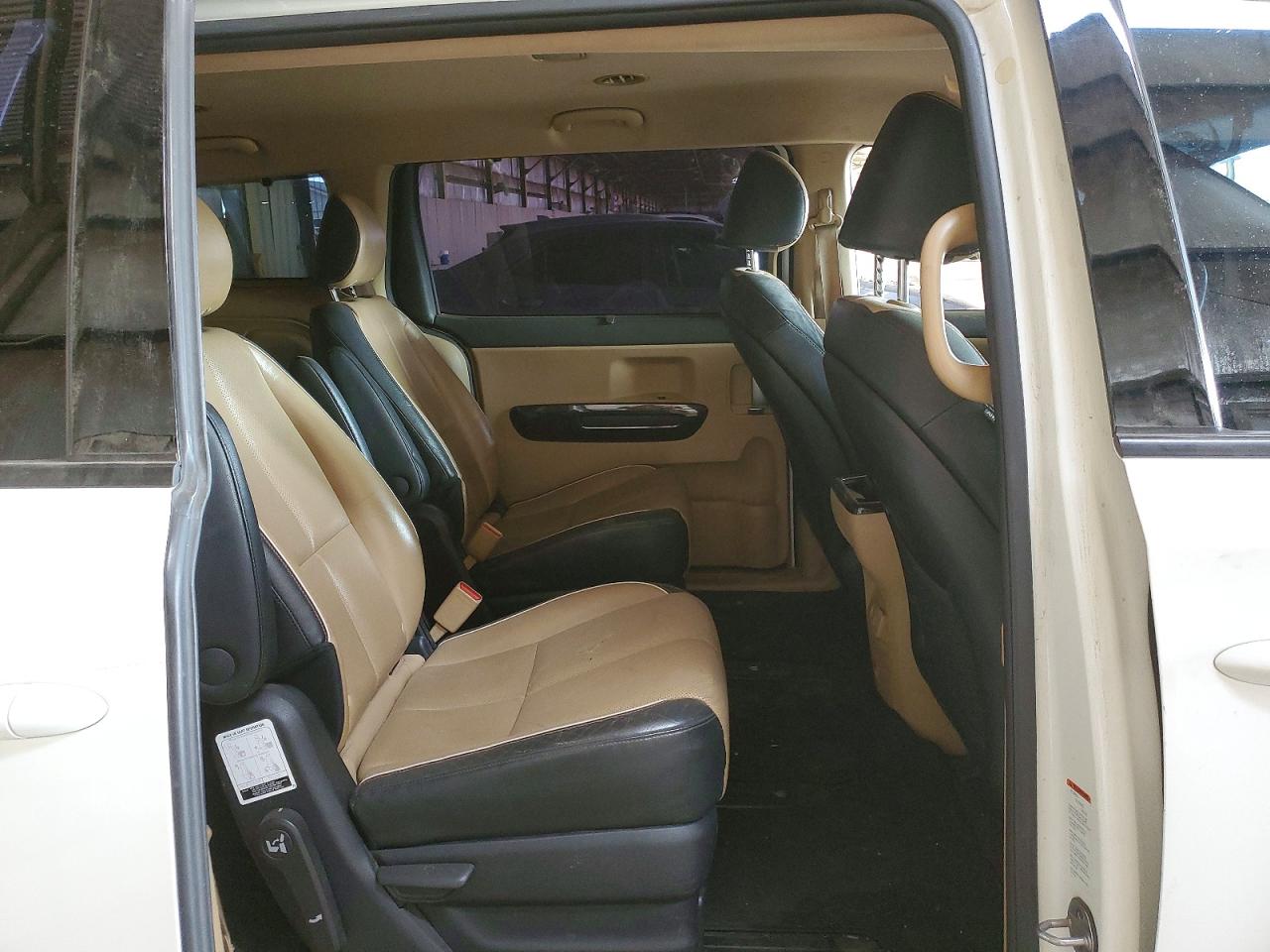 2018 Kia SEDONA VIN KNDMC5C16J6380728 photo 11