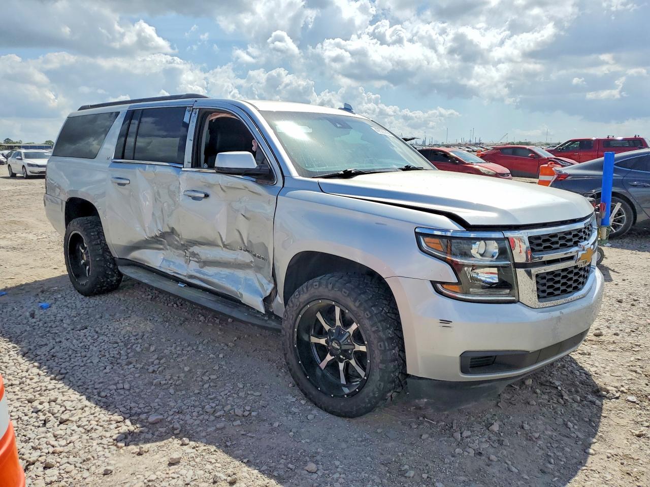 2020 Chevrolet Suburban VIN 1GNSKHKC3LR101596 photo 4