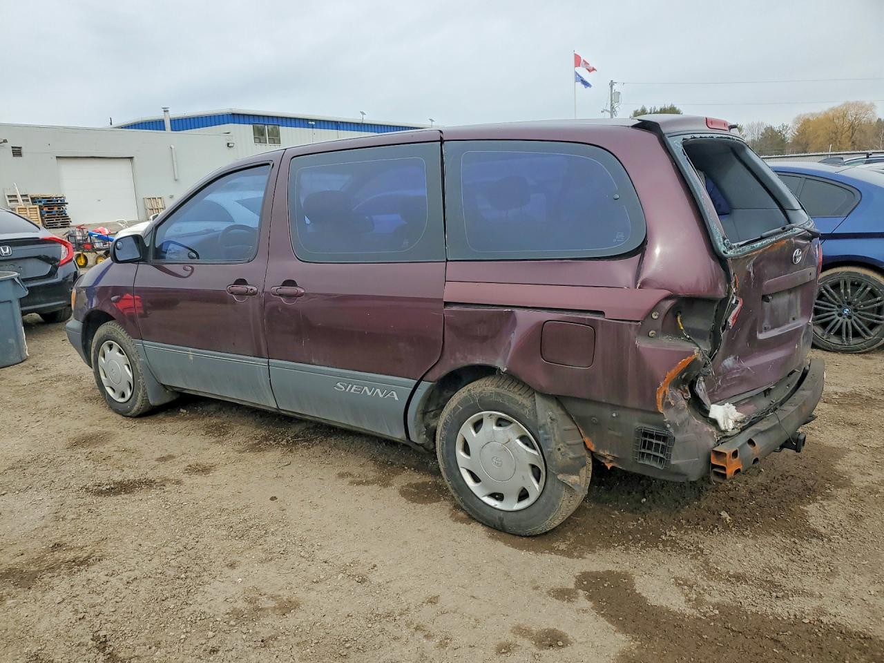2000 Toyota Sienna VIN 4T3ZF19C6YU236443 photo 2
