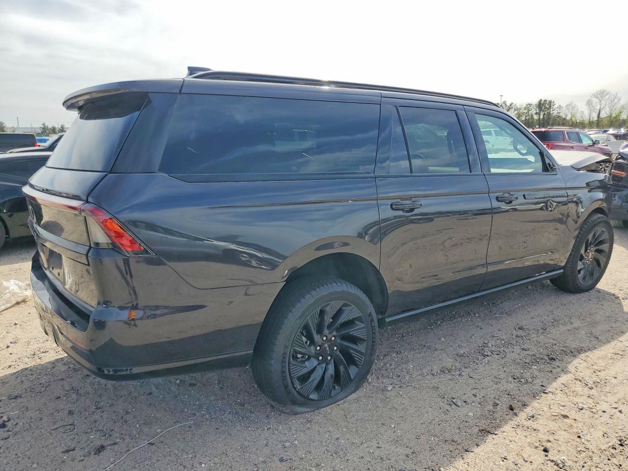 2025 Lincoln Navigator VIN 5LMJJ3LG5SEL21347 photo 3