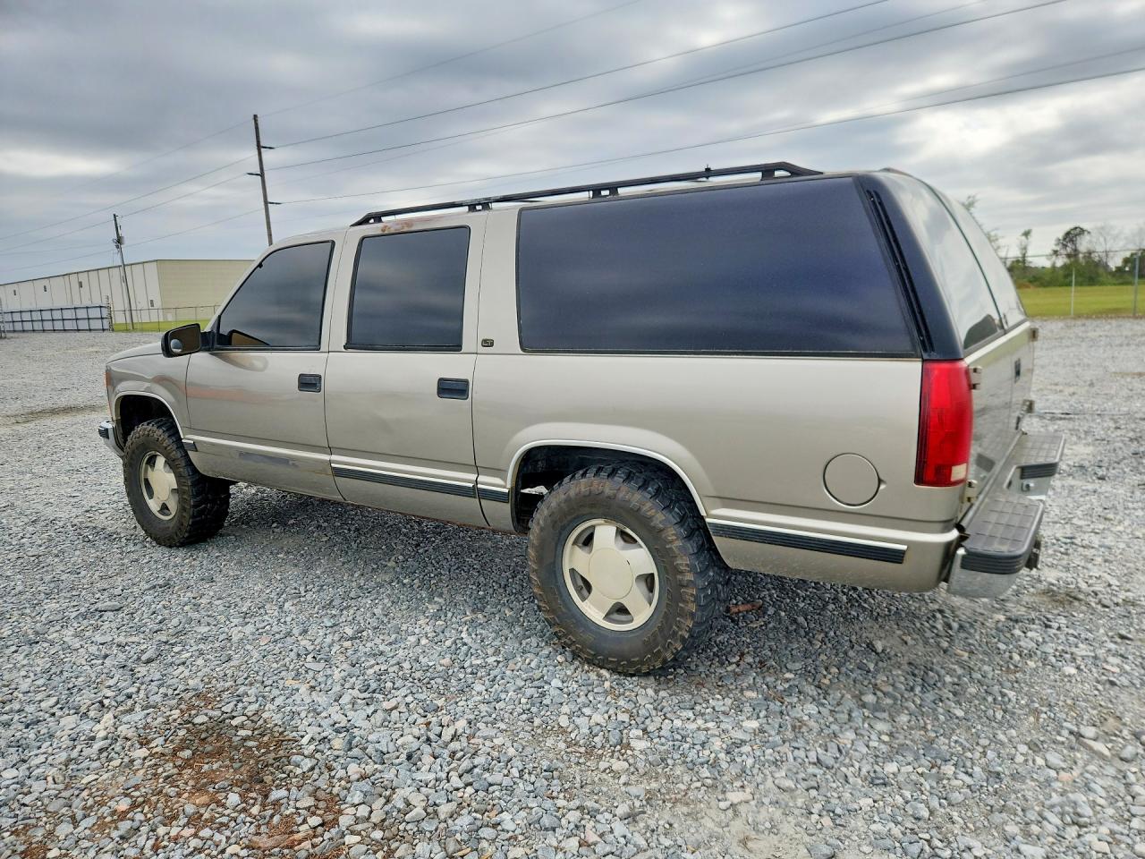 1998 Chevrolet Suburban VIN 3GNFK16R9WG142830 photo 2