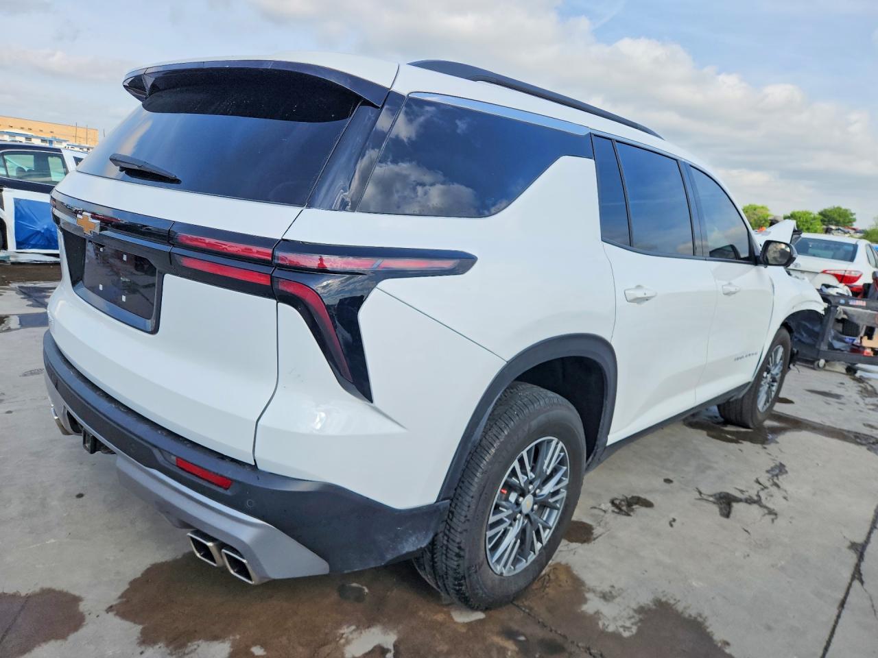 2024 Chevrolet Traverse VIN 1GNERGKS6RJ170980 photo 3