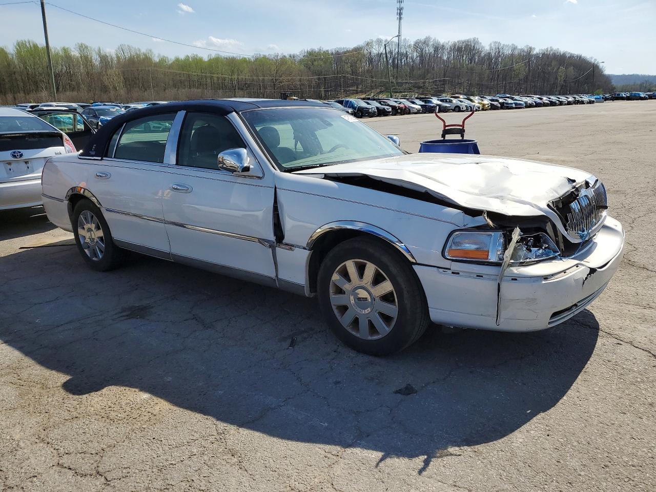 2003 Lincoln Towncar VIN 1LNHM82W53Y632078 photo 4
