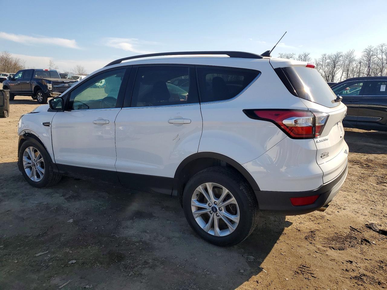 2018 Escape VIN 1FMCU0GD5JUD19314 photo 2