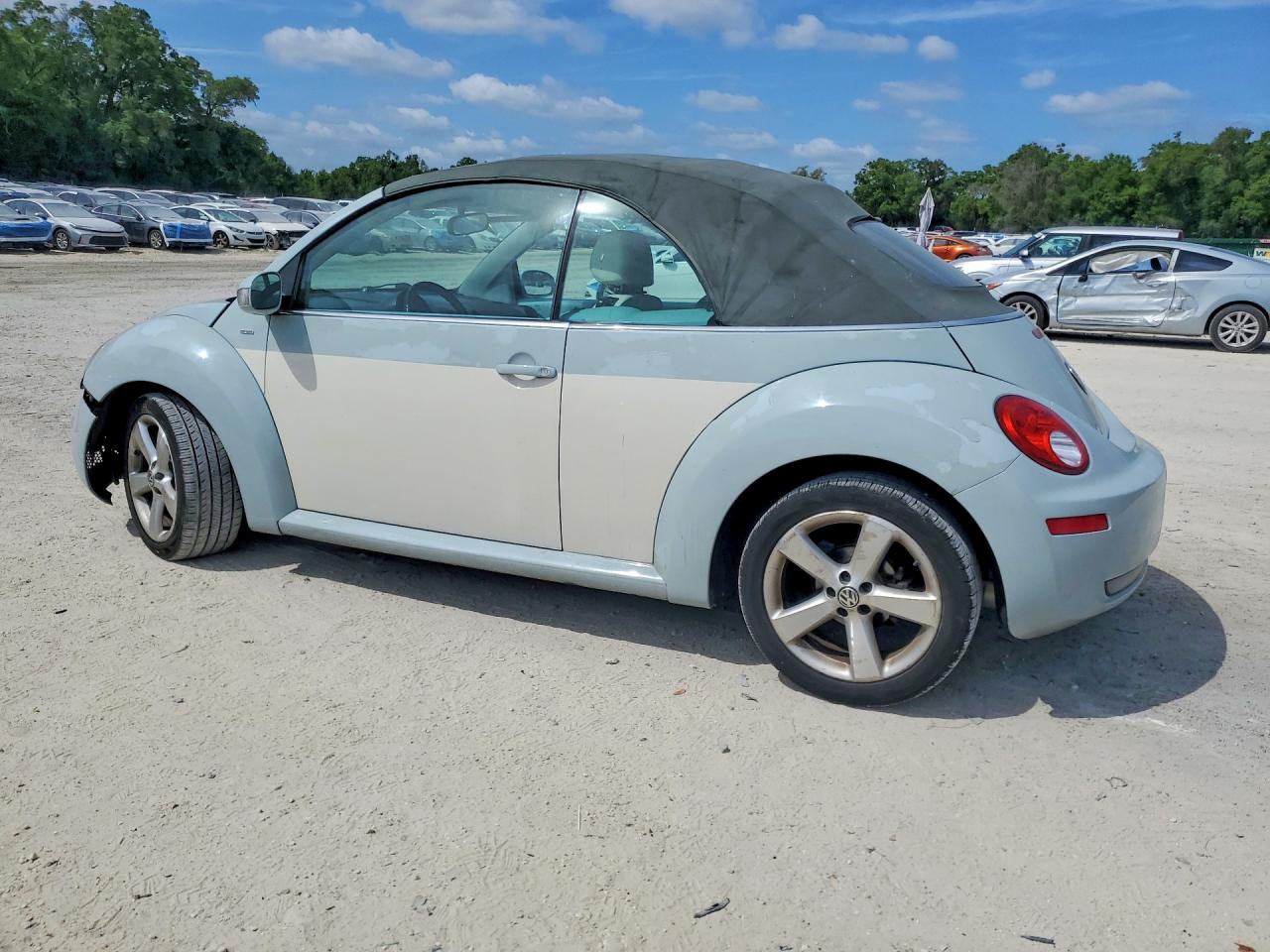 2010 Volkswagen Beetle VIN 3VWRW3AL0AM011110 photo 2