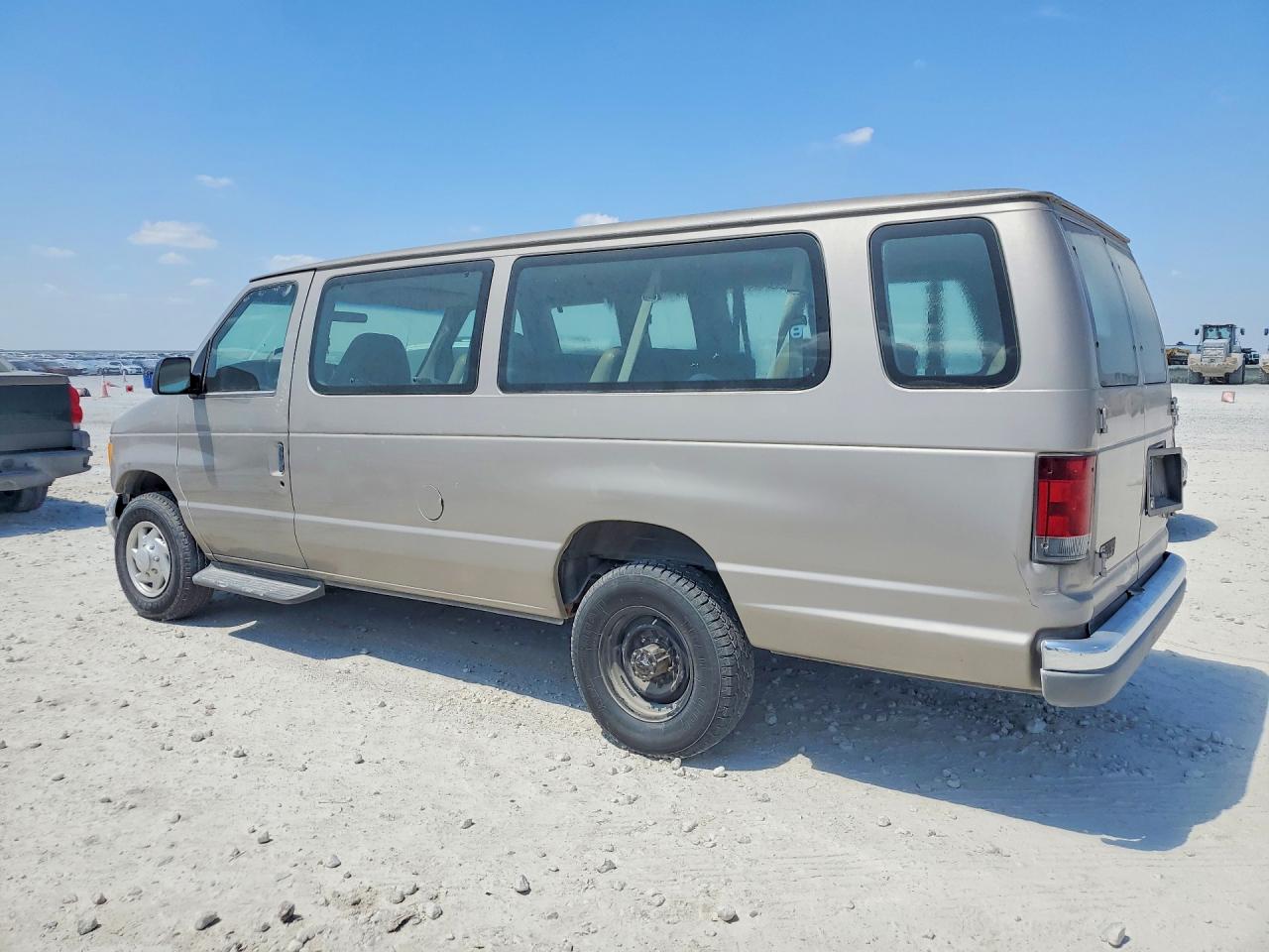 2001 Ford Econoline VIN 1FBSS31S61HA19390 photo 2