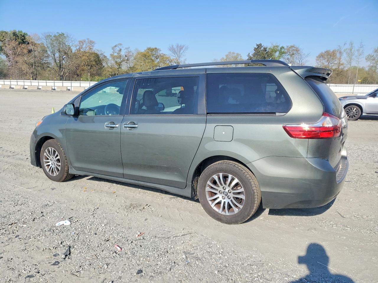 2018 Toyota All models VIN 5TDYZ3DC0JS937525 photo 2