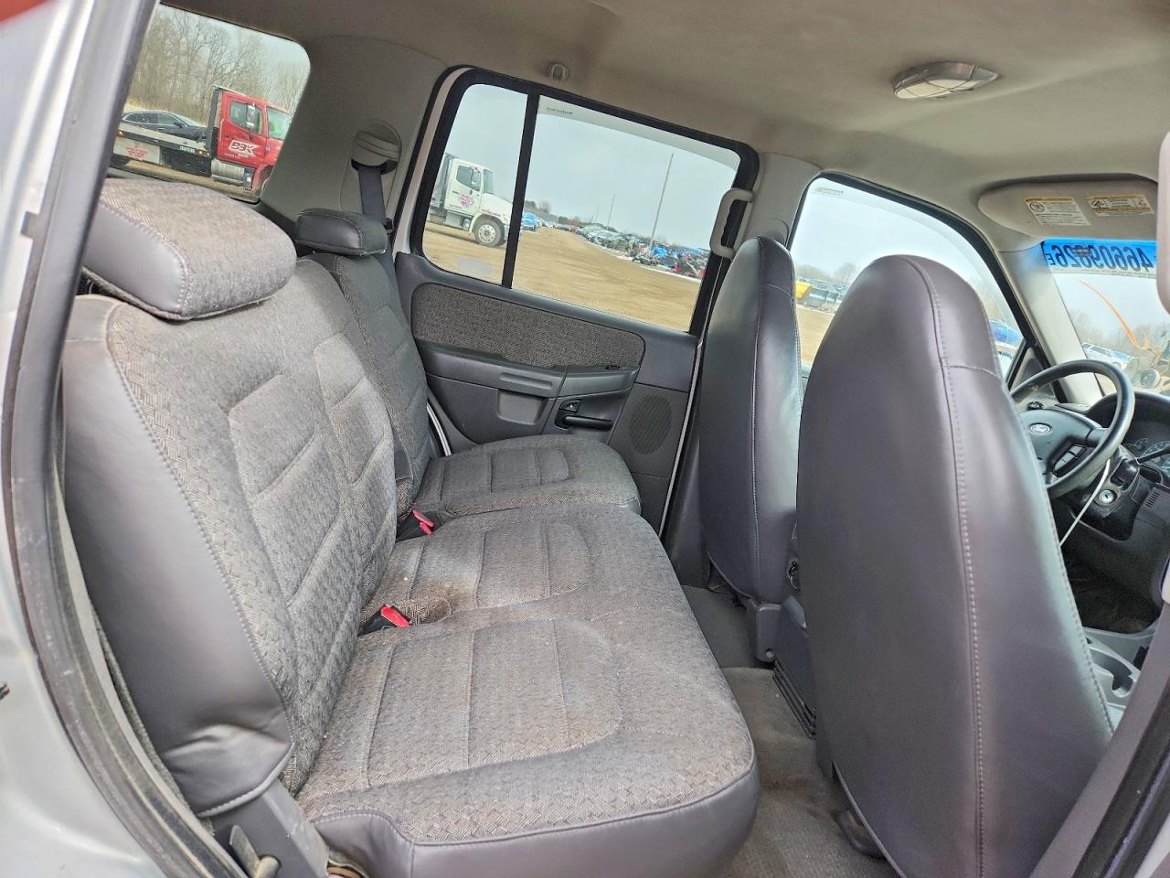 2002 Ford Explorer VIN 1FMZU72E72UC27626 photo 11