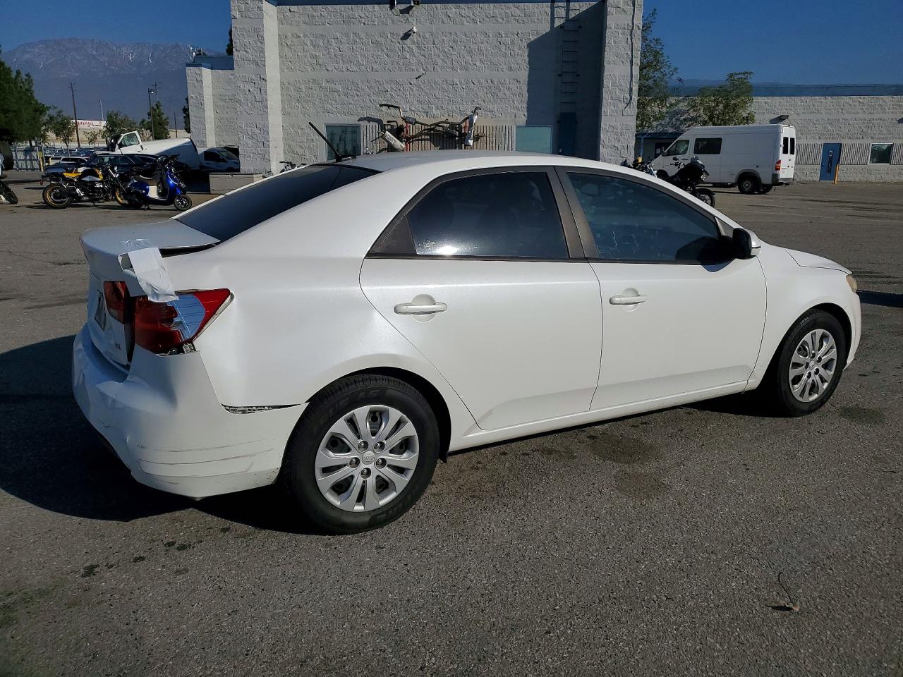 2011 Kia Forte VIN KNAFU4A23B5413832 photo 3