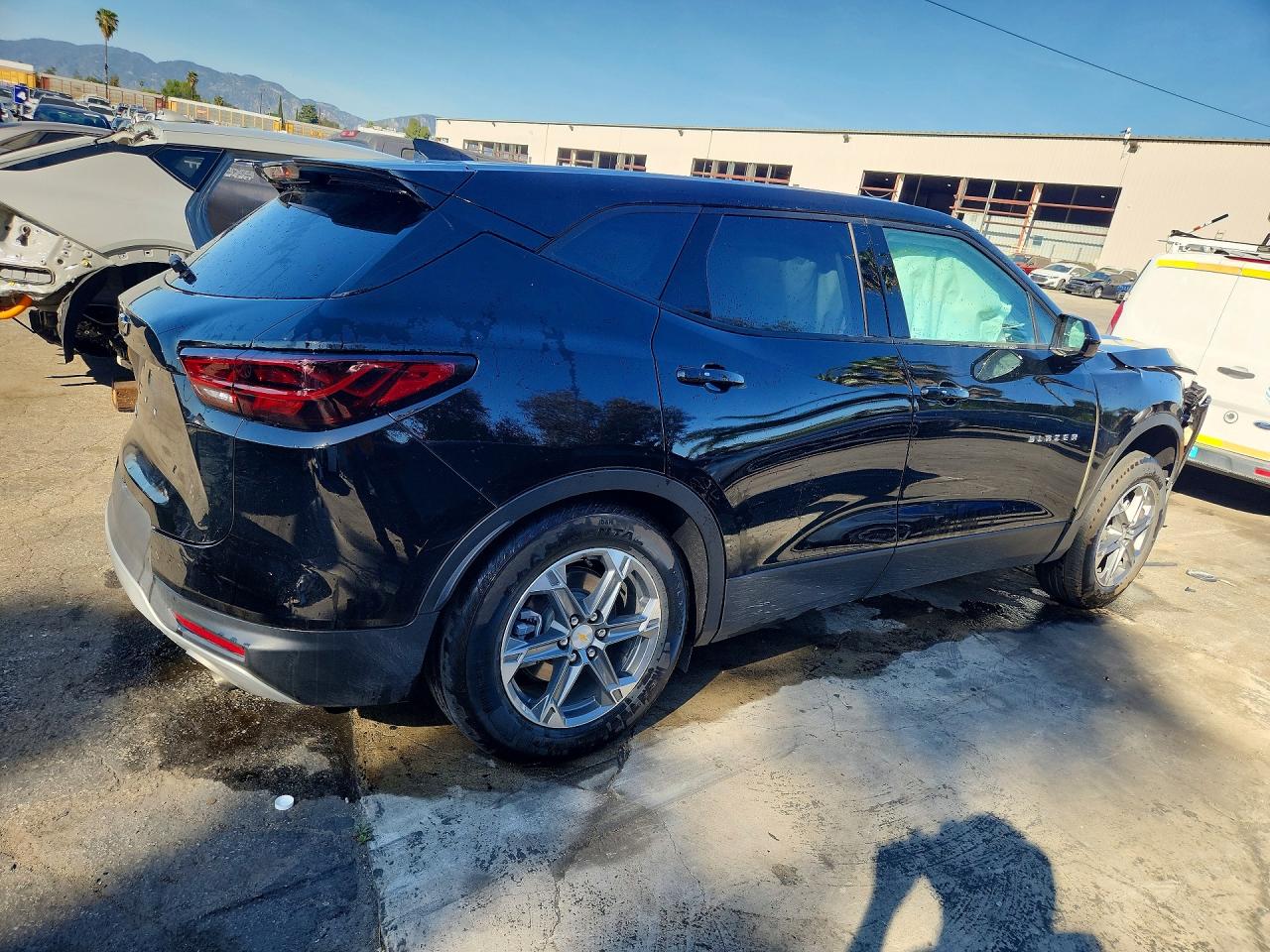 2025 Chevrolet Blazer VIN 3GNKBCR44SS259135 photo 3