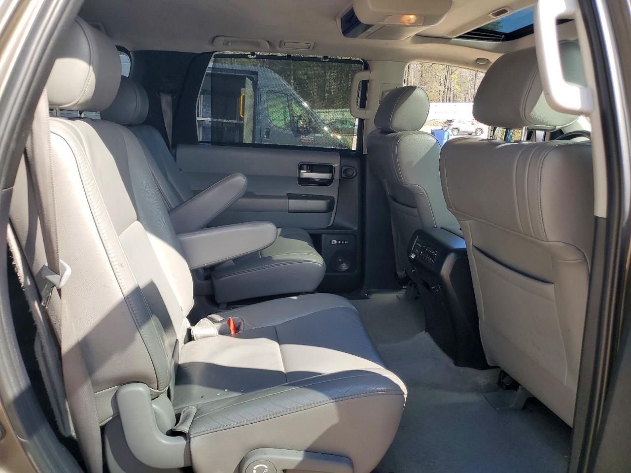 2010 Toyota Sequoia VIN 5TDJW5G10AS025428 photo 10