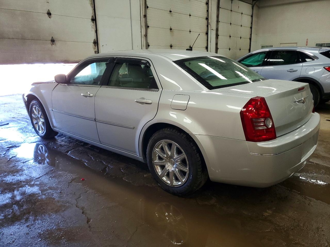 2008 Chrysler 300 VIN 2C3LA53G18H310850 photo 2