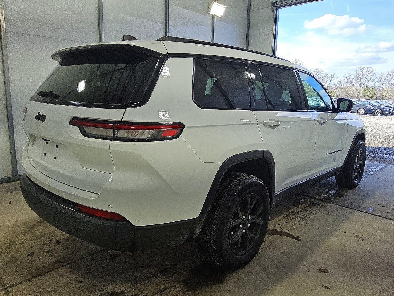 2025 Jeep Grand cher VIN 1C4RJJAGXS8643000 photo 3