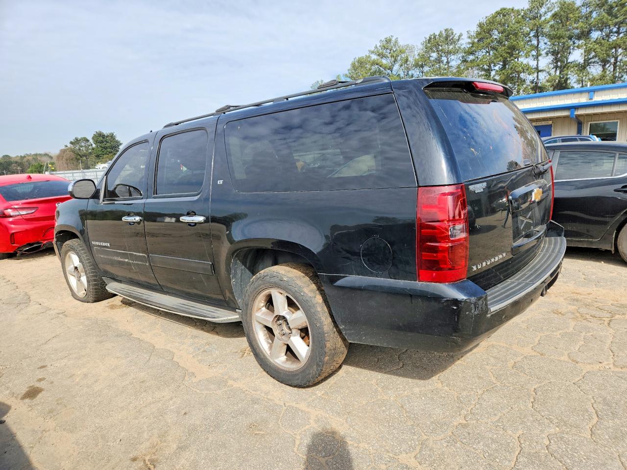 2013 Chevrolet Suburban VIN 1GNSCJE08DR120586 photo 2