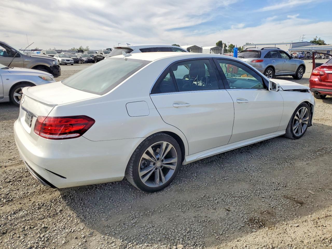 2014 Mercedes E-class VIN WDDHF5KB9EA880491 photo 3
