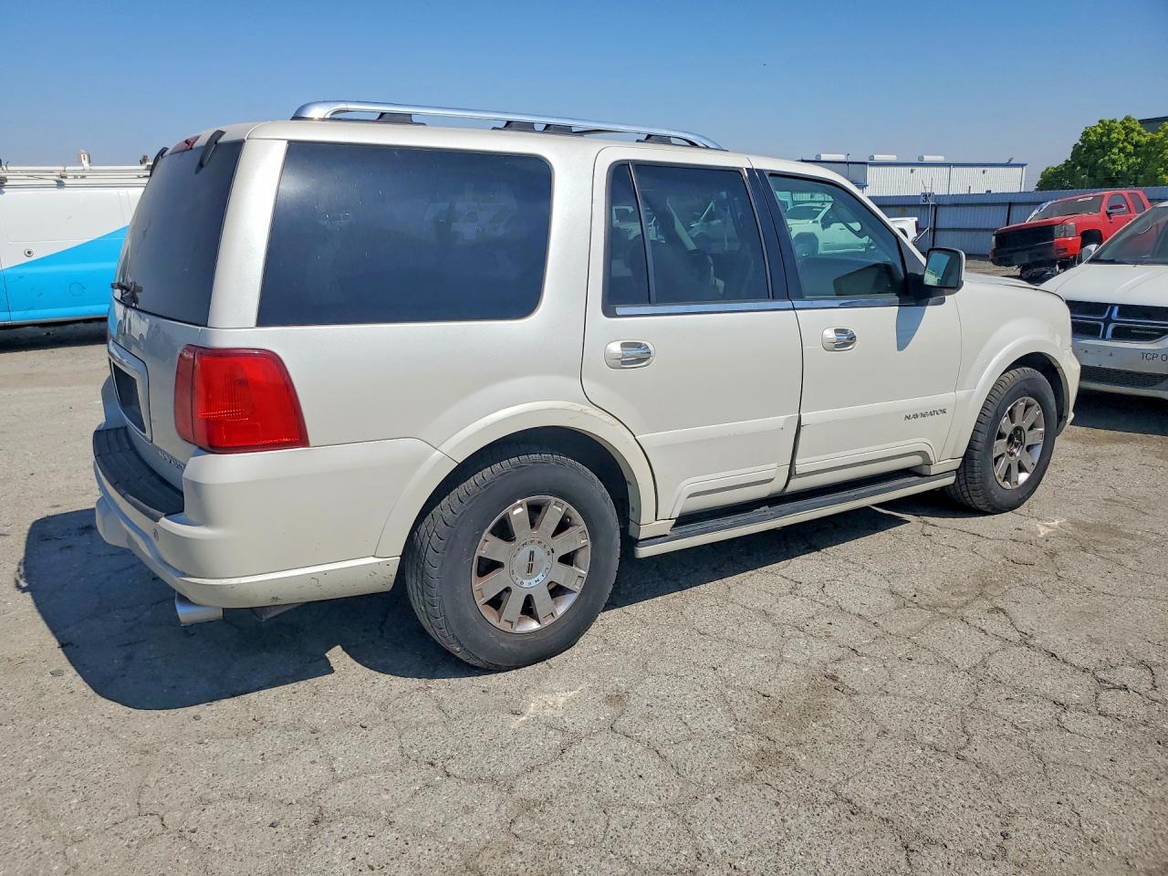 2004 LINCOLN Navigator VIN 5LMFU27R34LJ37915 photo 3
