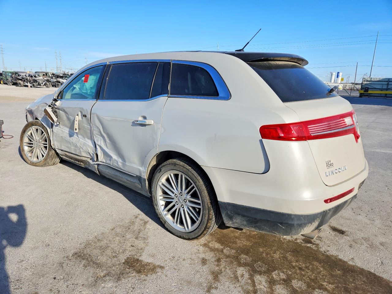 2019 Lincoln Mkt VIN 2LMHJ5AT9KBL04001 photo 2