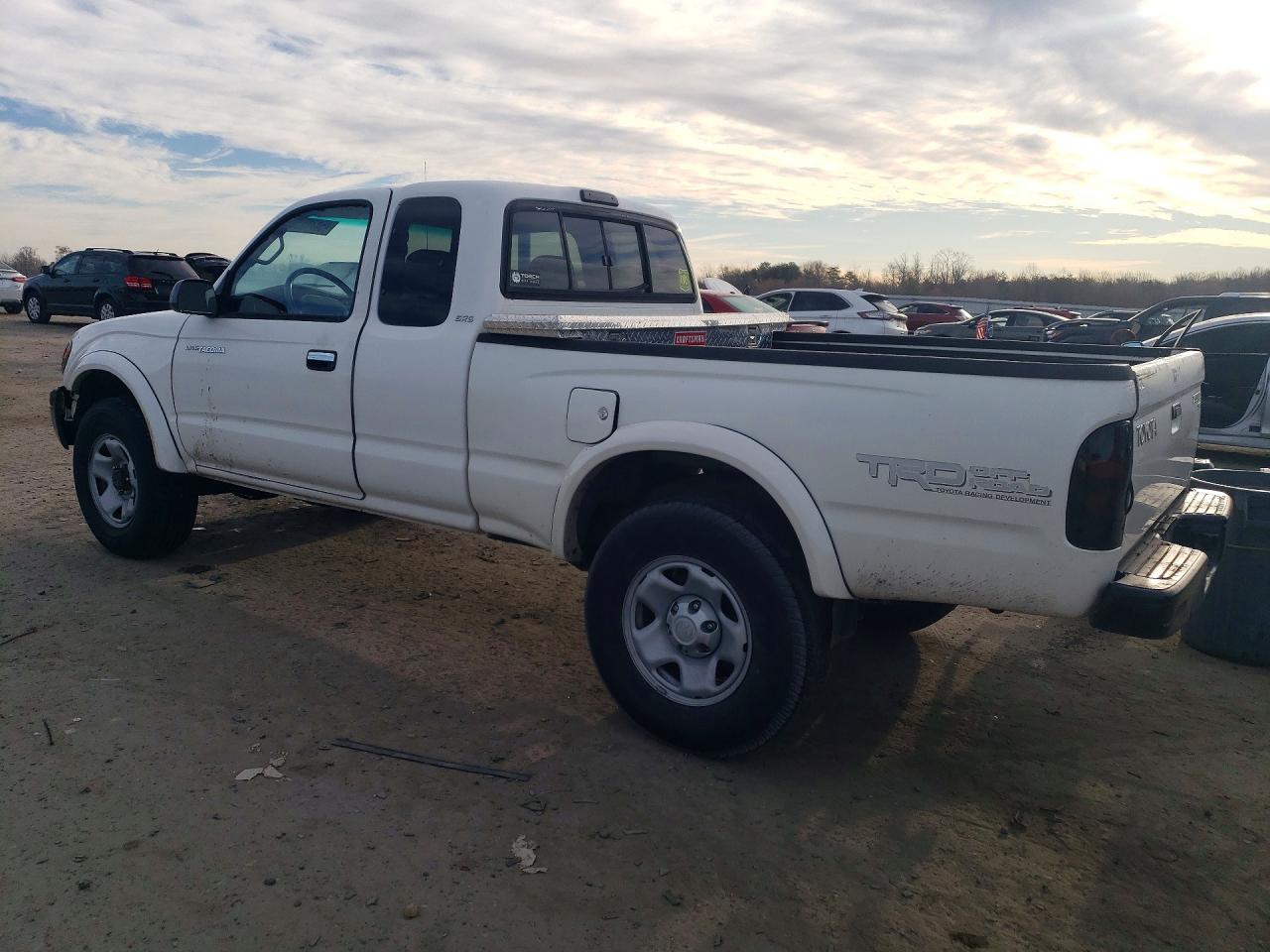 2000 Toyota Tacoma VIN 4TAWM72NXYZ651350 photo 2